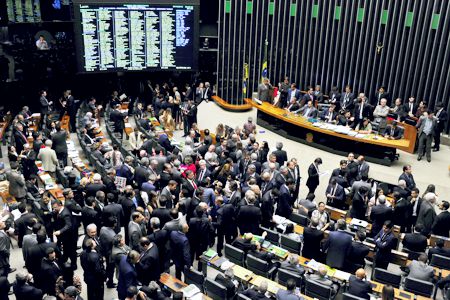 Câmara aprova em segundo turno PEC 241 que limita gastos públicos por 20 anos